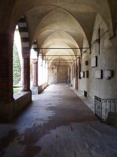 Vista del porticato interno al Convento di Sant'Agostino